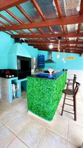 Pousada com café da manhã, piscina, natureza, sossego no Norte da Ilha, Ingleses في فلوريانوبوليس: مطبخ ذو سطح عمل أخضر اللون مع بار +51 صورة