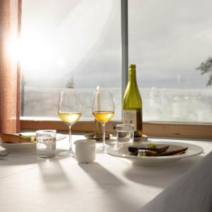 - une table avec 2 verres à vin et une bouteille de vin dans l'établissement Ski Resort & Hotel Pikku-Syöte, à Syöte 61 autres photos