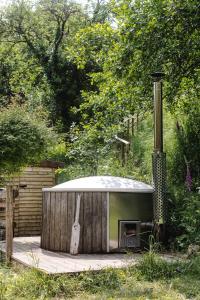 Afbeelding uit fotogalerij van Streamside Cabin with Hot Tub in Gloucestershire