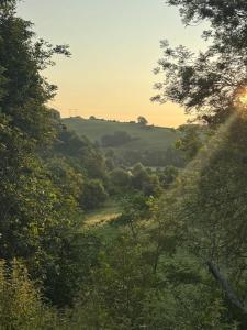 Afbeelding uit fotogalerij van Streamside Cabin with Hot Tub in Gloucestershire