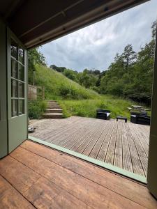 Afbeelding uit fotogalerij van Streamside Cabin with Hot Tub in Gloucestershire