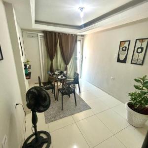 un soggiorno con tavolo da pranzo e sedie di Pnz Loft a Petrolina