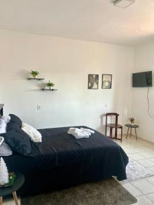 una camera da letto con un letto con due asciugamani sopra di Pnz Loft a Petrolina