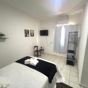 una camera da letto con un letto con asciugamani sopra di Pnz Loft a Petrolina Altre 10 foto