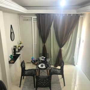 una sala da pranzo con tavolo e sedie di fronte a una finestra di Pnz Loft a Petrolina