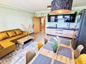 ホルニー・ミーセチキにあるApartment Horní Mísečky by Interhomeのソファとテーブルのあるリビングルーム +47枚の写真