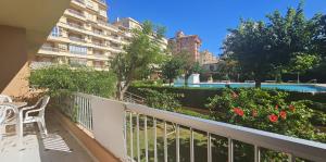 einen Balkon mit einer Bank und einem Pool in der Unterkunft Apartamentos Marblau Varios 1, 2 y 3 dormitorios - Julio y Agosto SOLO FAMILIAS in Playa de Gandia + 78 Fotos