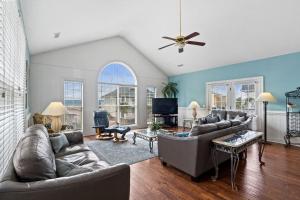 Una sala de estar con sofás y un ventilador de techo. en Charleston Court 10 Cherry Grove Small Dog Friendly, en Myrtle Beach