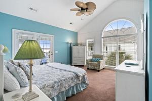1 dormitorio con paredes azules, 1 cama y ventilador en Charleston Court 10 Cherry Grove Small Dog Friendly, en Myrtle Beach 30 fotos más