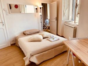 a small bedroom with a bed and a table at Porta a Piastri Apartment in Coreglia Antelminelli