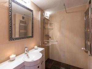Ένα μπάνιο στο Apartment Les Hespérides 2 by Interhome