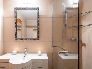 Ένα μπάνιο στο Apartment Les Hespérides 2 by Interhome