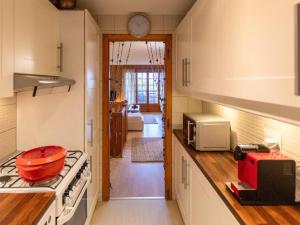 una cocina con estufa y microondas en Apartment Les Hespérides 2 by Interhome, en Villars-sur-Ollon