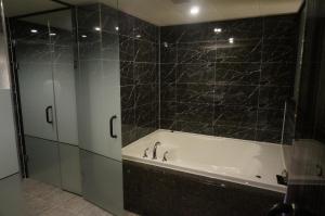 Koupelna v ubytování MU Hotel