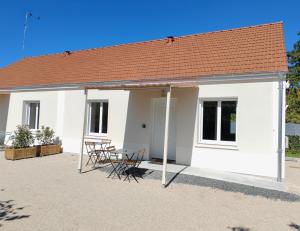 a white cottage with a red roof at Le temps de la pause 1 in Cepoy