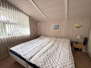 sypialnia z dużym łóżkiem w pokoju w obiekcie Holiday Home Rikhard - 175m to the fjord by Interhome w mieście Kisserup +5 zdjęć