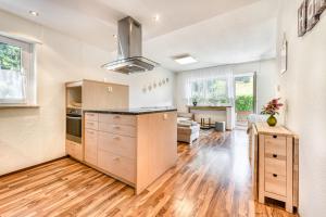 Kuchyň nebo kuchyňský kout v ubytování Bergparadies Natur PUR Kaution 50 Eur ENTHALTEN IN BUCHUNGSBETRAG direkte Buchung möglich keine Freigabe erforderlich Raumüberlassung siehe Informationen Kaution wird nach Auszug zurücküberwiesen + 2 fotografie