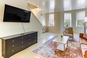 TV a/nebo společenská místnost v ubytování 1 Mi to Druid Hill Park Quaint Baltimore Apt