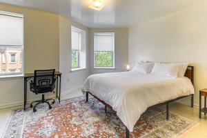 Postel nebo postele na pokoji v ubytování 1 Mi to Druid Hill Park Quaint Baltimore Apt