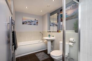ein Badezimmer mit Waschbecken, Toilette und Badewanne in der Unterkunft Vista Verde - Luxury City Penthouse 2BR - Sleeps up to 6 - Parking in Birmingham