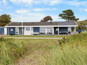 una casa blu e bianca con cortile di Holiday Home Gertje - 20m from the sea by Interhome a Næs
