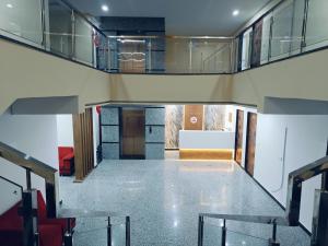 un pasillo vacío con escaleras en un edificio en Hotel jmm s14, en Udaipur