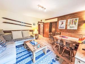 een woonkamer met een bank en een tafel bij Apartment Waddington by Interhome in Saalbach Hinterglemm