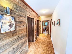 ザールバッハ・ヒンターグレムにあるApartment Waddington by Interhomeの壁廊下 +17枚の写真