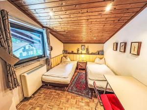 een kamer met twee bedden en een raam bij Apartment Waddington by Interhome in Saalbach Hinterglemm