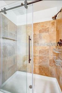 una doccia con una porta in vetro in un bagno di 3BR Home, 2mi Astros, 2mi Dynamo, King Bed, Med Center a Houston Altre 16 foto