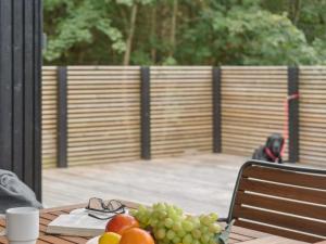 Una mesa con un bol de fruta y un perro. en Holiday Home Aggi - 850m from the sea by Interhome, en Kårup
