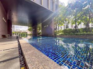 una piscina frente a un edificio en Asoke Luxury High Rise - Steps to BTS and MRT - WiFi, en Makkasan