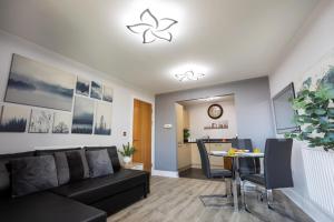 ein Wohnzimmer mit Sofa und Tisch in der Unterkunft Vista Verde - Luxury City Penthouse 2BR - Sleeps up to 6 - Parking in Birmingham