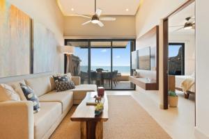 Χώρος καθιστικού στο Villa Sirena del Mar Elegant Beachfront Retreat