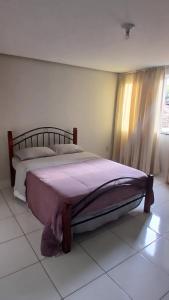 una camera con un letto e una coperta rosa di Hospedaria Em Lagoa - Apto 102 - Residencial Cota a Lagoa da Prata Altre 20 foto