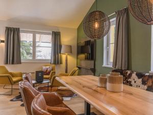 フィーホーフェンにあるApartment Dreams by Interhomeの木製のテーブルと椅子のあるリビングルーム +20枚の写真