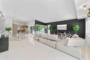 Χώρος καθιστικού στο Casa Joia - Pool - 15min Beach - 5 min to shul