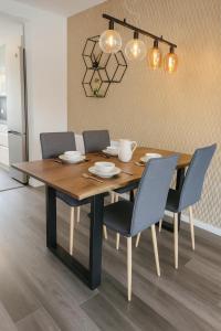 a dining room table with chairs and a dining room at Haus Auszeit in Cremlingen