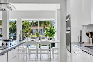 Η κουζίνα ή μικρή κουζίνα στο Casa Utopia Waterfront Pool 15 min to Beach