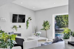 Μια τηλεόραση ή/και κέντρο ψυχαγωγίας στο Casa Utopia Waterfront Pool 15 min to Beach