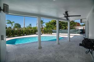Casa con piscina y ventilador de techo en Baby Camellia Modern, luxurious and spacious house, en Fleetwood Manor