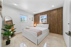 Un dormitorio con una cama y una pared de madera. en Baby Camellia Modern, luxurious and spacious house, en Fleetwood Manor 24 fotos más