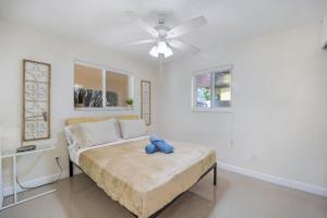 Un dormitorio con una cama con ventilador de techo. en NEW Casa Maui I 10min to beach I Pool I 18 Sleeps, en Lake Forest 23 fotos más