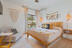 a bedroom with a bed and a couch at Tranquil Jungle Retreat w Pool Bikes and Walk to Town in San Francisco +69 photos