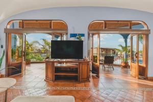 TV a/nebo společenská místnost v ubytování Sayulita Penthouse 2BR w Pool and Views
