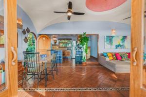 Posezení v ubytování Sayulita Penthouse 2BR w Pool and Views