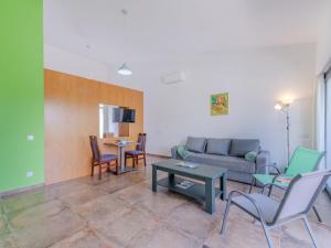 TV a/nebo společenská místnost v ubytování Apartment Suites Sunny Hill-2 by Interhome + 25 fotografií