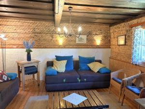 uma sala de estar com um sofá e uma mesa em Chalet Schipplbadstube by Interhome em Annaberg im Lammertal mais 28 fotografias