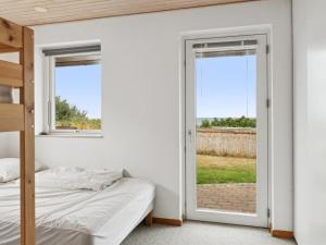 Ένα ή περισσότερα κρεβάτια σε δωμάτιο στο Holiday Home Dzavid - 50m from the sea by Interhome