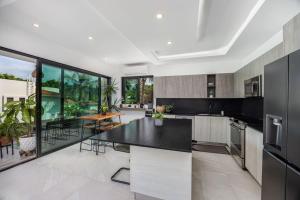 eine Küche mit einer schwarzen Arbeitsplatte und einem Tisch in der Unterkunft Resort getaway San Pancho style in San Francisco